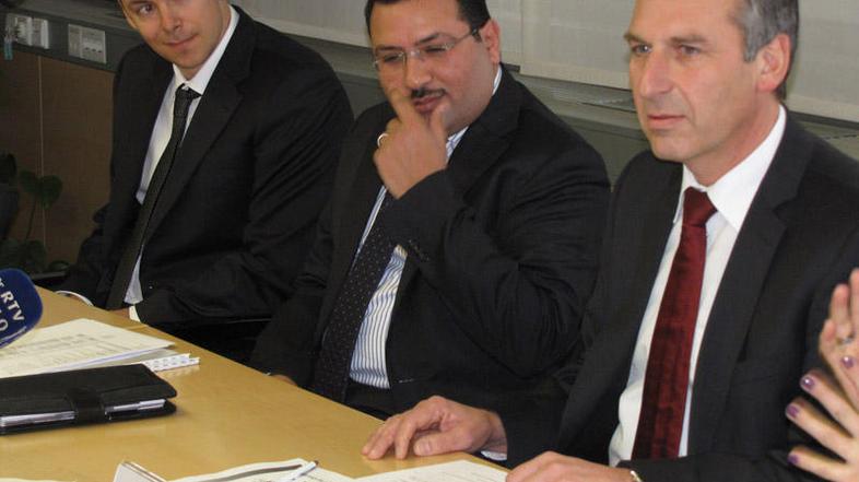 Glavni izvršni direktor Dieter Brunner na desni zagotavlja, da ni prva skrb odpu