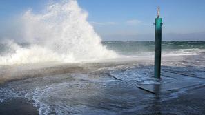 burja morje obala valovi