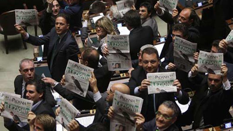 Prodijevi nasprotniki pozivajo k predčasnim volitvam.