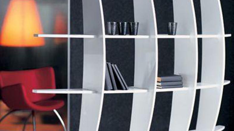 V majhnem stanovanju lahko namesto klasične pregradne stene uporabite tako s pol