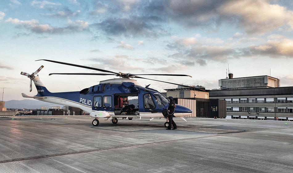 Med svečami sta ležala v kadi, novorojenčka odpeljal helikopter