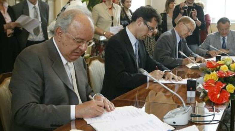 Sindikati javnega sektorja so s predstavniki vlade podpisali pogodbo za javni se