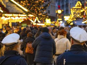 Policija na božičnem sejmu