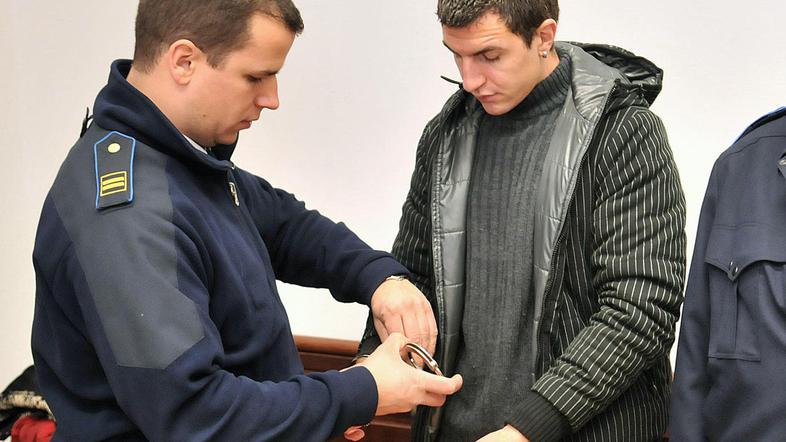 Nino so odpeljali na jaso, kjer se je morala sleči, jo mučili, za vrat privezali