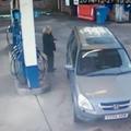 Ženska na bencinski črpalki