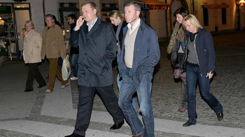 Ruski milijarder Abramovič na sprehodu po Mariboru s prijatelji. (Foto: Nino Ver