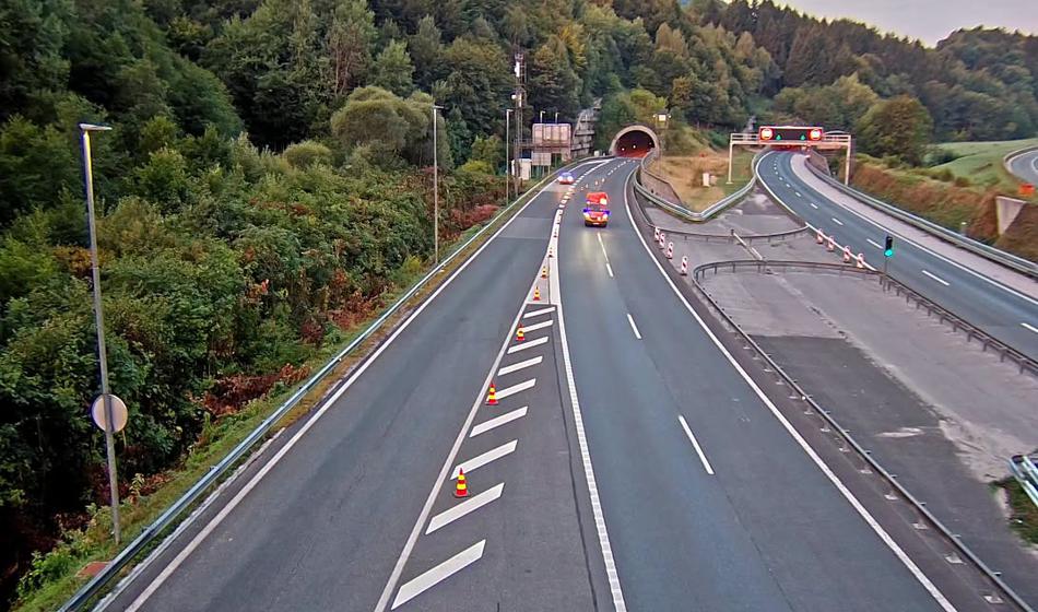 Pozor, zaradi nesreče zaprta avtocesta!