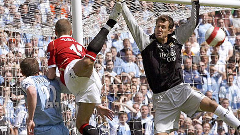 Nemanja Vidić bo še dve sezoni igral za rdeče vrage.