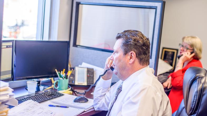 Moški telefonira v pisarni