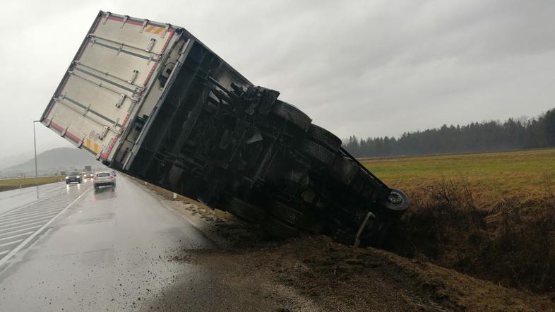 nesreča Kranj Primskovo tovornjak jarek