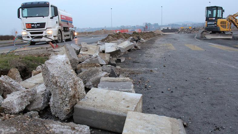 Do bencinskega servisa pri Luki Koper je še  mogoče priti, do priključka na anka