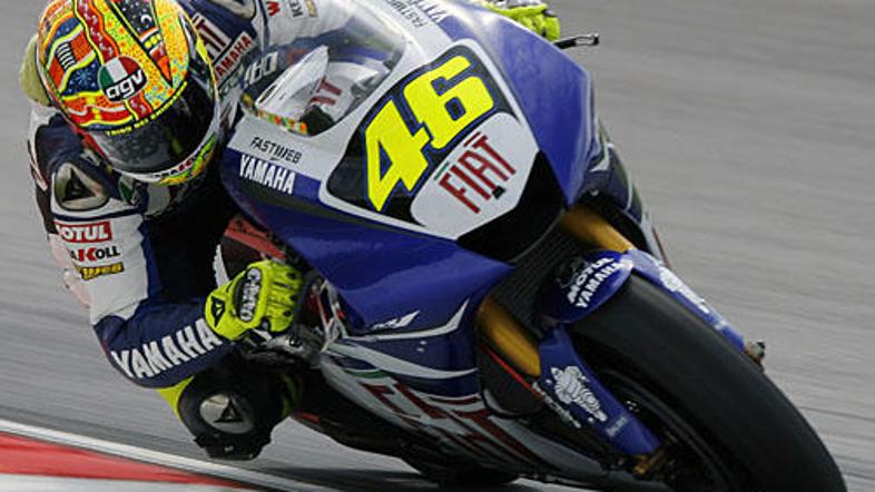Valentino Rossi bo še naprej dirkal na yamahinem motociklu.