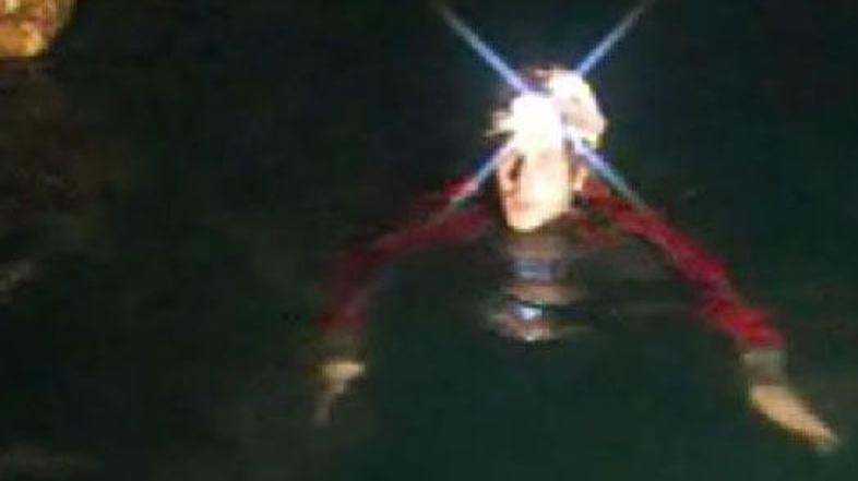 Jezero je dolgo 86 in visoko 15 metrov.