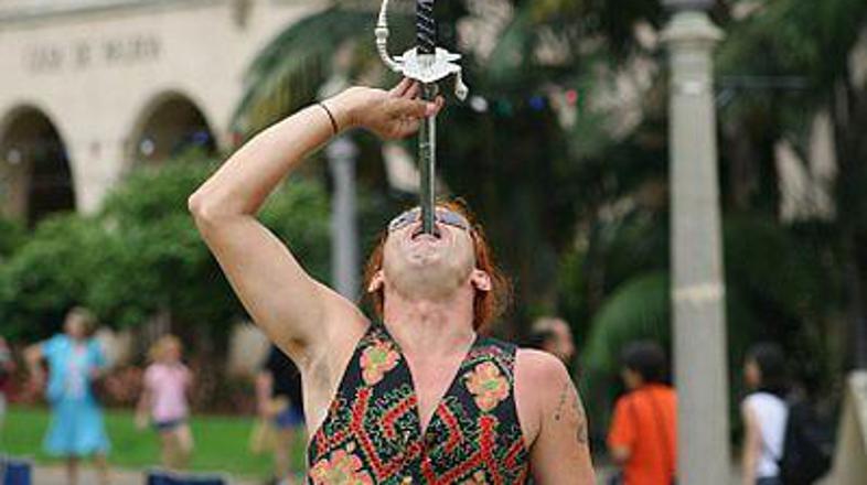 Požiralcem meča študija odsvetuje opravljenje vragolij, če imajo vneto grlo.