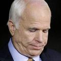 John McCain je s sklonjeno glavo sprejel poraz na volitvah za predsednika ZDA.