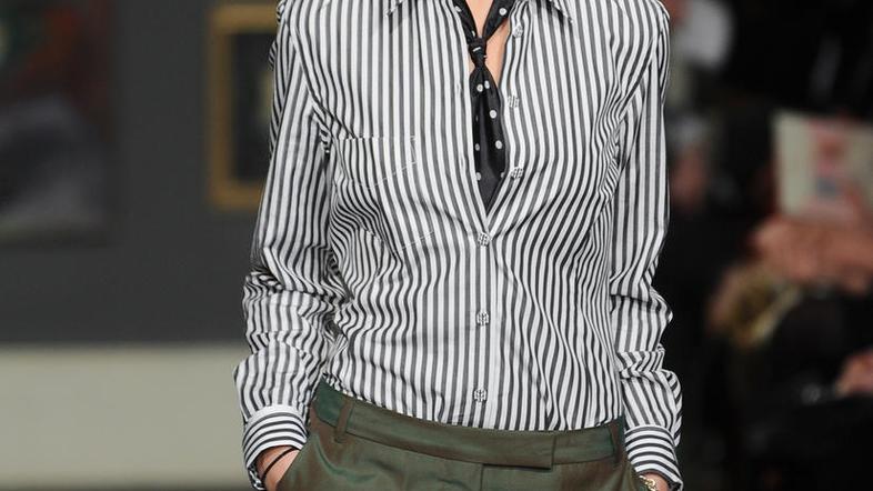 Za popestritev pod suknjičem oblecite kontrastno srajco. (Foto: Imaxtree)