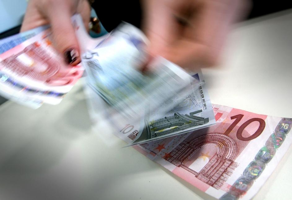 slovenija 27.03.2012 denar, bankovci, Evro, finance, foto: Bostjan Tacol