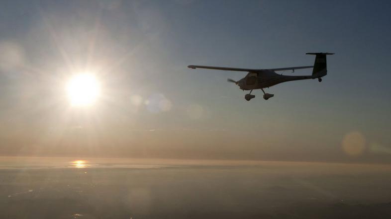 Lenarčič s svojim letalom na testnem letu v bližini Ajdovščine.