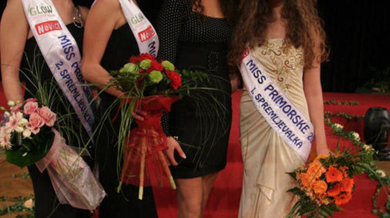 Stojijo od leve proti desni: Izabela Juriševič, Simona Boškovič, Tadeja Ternar (