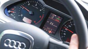 Sistem na prikazovalniku med merilniki prikazuje podatke o hitrosti, ki jo mora 