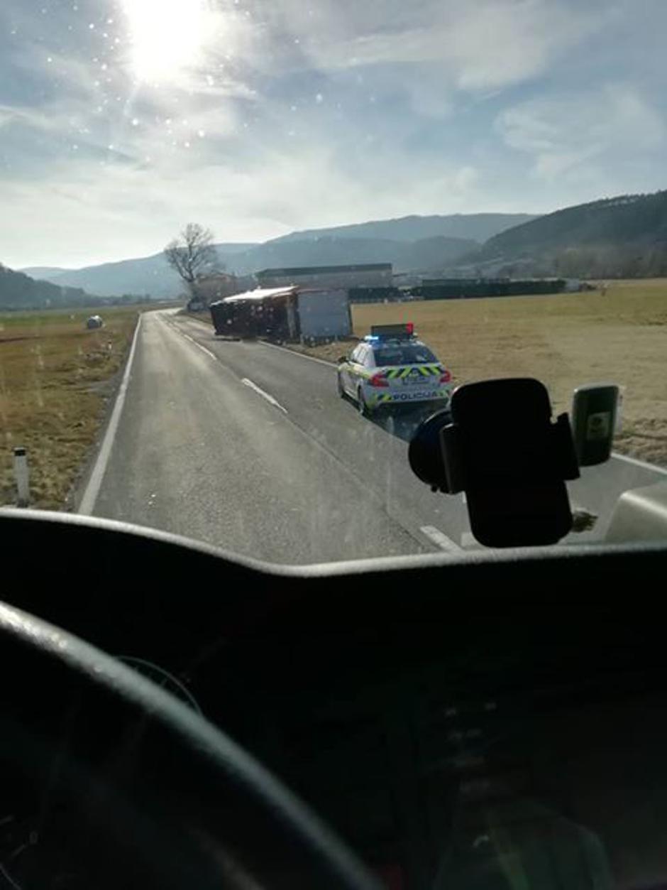 Prevrnjen tovornjak pri Podnanosu | Avtor: Bralec