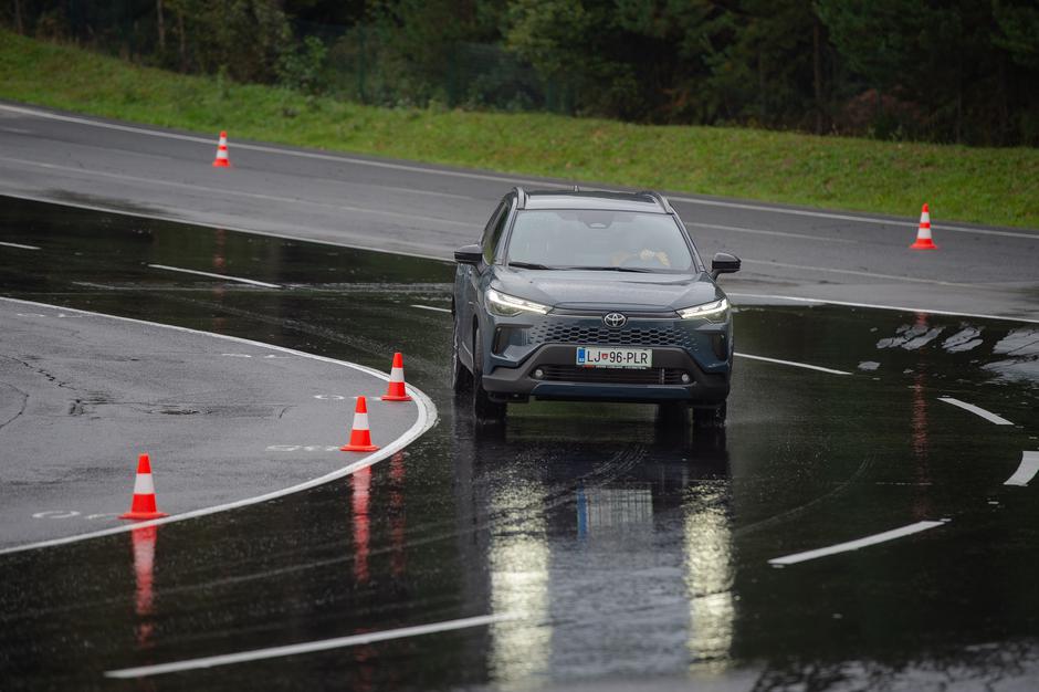 Preizkus zaviranja s Toyotinimi vozili na AMZS poligonu varne vožnje na Vranskem. | Avtor: Anže Petkovšek