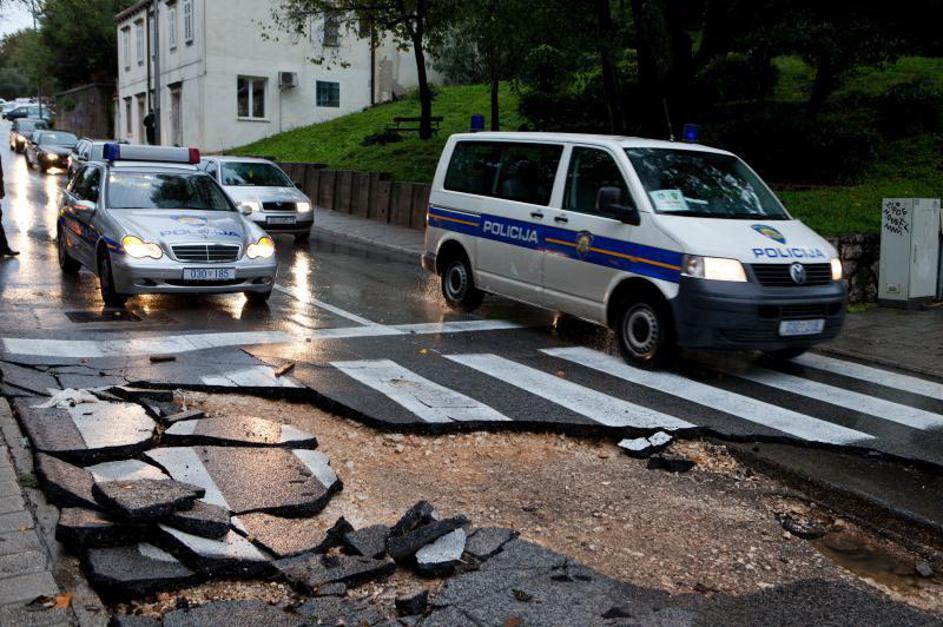 Na nekaterih odsekih je ceste preprosto zmanjkalo. Zabeležili so številne udore 