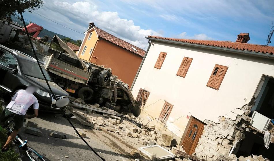 Huda nesreča pri Kopru, pet poškodovanih, hiša porušena