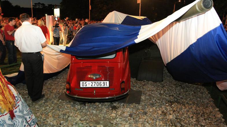 Rdeči fičo se maščuje tanku.