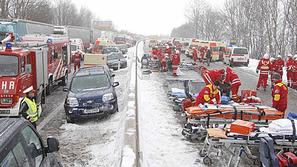 V Avstriji je v hudi prometni nesreči verižno trčilo 60 vozil.