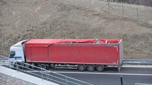 Slovaški tovornjakz raztrgano cerado 