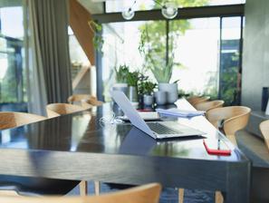 Prazna pisarna z veliko mizo in računalnikom