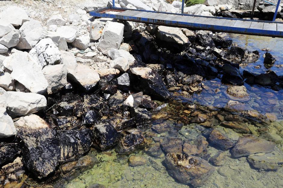 Onesnaženje morja v Trgetu | Avtor: Goran Kovacic/PIXSELL