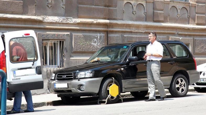 Fotografije olisičenega Barovičevega avtomobila nam je poslal bralec Žiga. (Foto