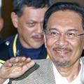 Anwar je zaradi obtožb homoseksualnosti že preživel šest let v zaporu.