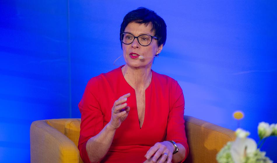 EU preti Srbiji, to je ob dogajanju v državi dejala Marta Kos