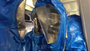 Zdravniki v posebnih oblekah na letalu