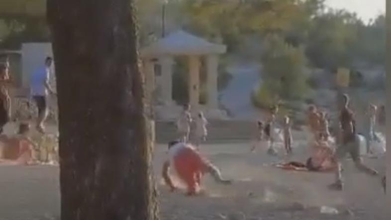 Makarska plaža sekira