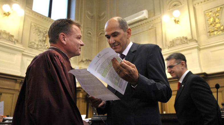 Janševi podporniki pred sodiščem.