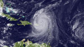 Nacionalni center za orkane opozarja, da bi lahko Earl povzročil pravo razdejanj