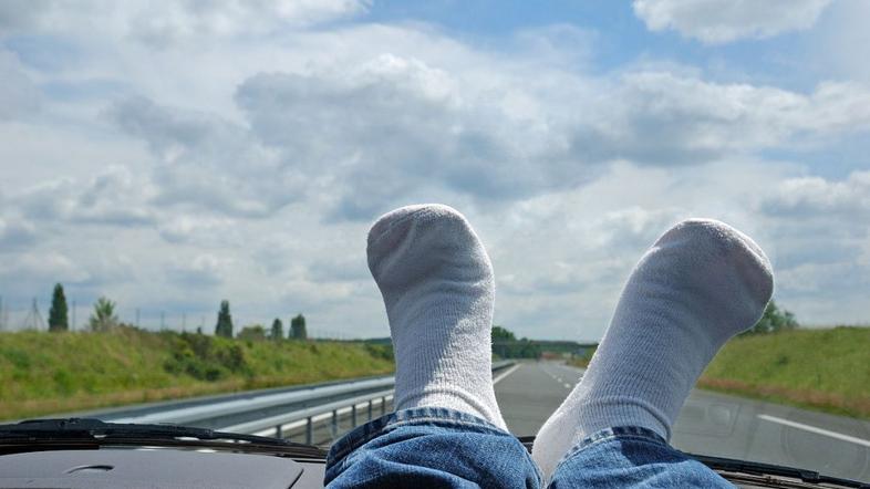 Noge na armaturni plošči