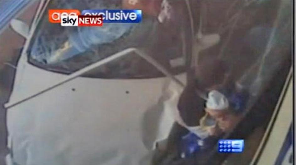 Avstralec Andrew Leach je pred naletom avtomobila nagonsko rešil sina. (Foto: Yo