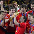 Zmagoslavno in ponosno: Španci so dvignili pokal za najboljšega na svetu. (Foto:
