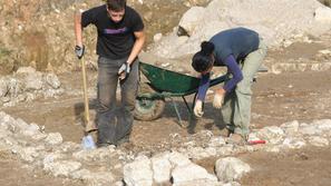 Nasproti gasilskega doma, kjer je poleti stekla gradnja objektov, so med arheolo