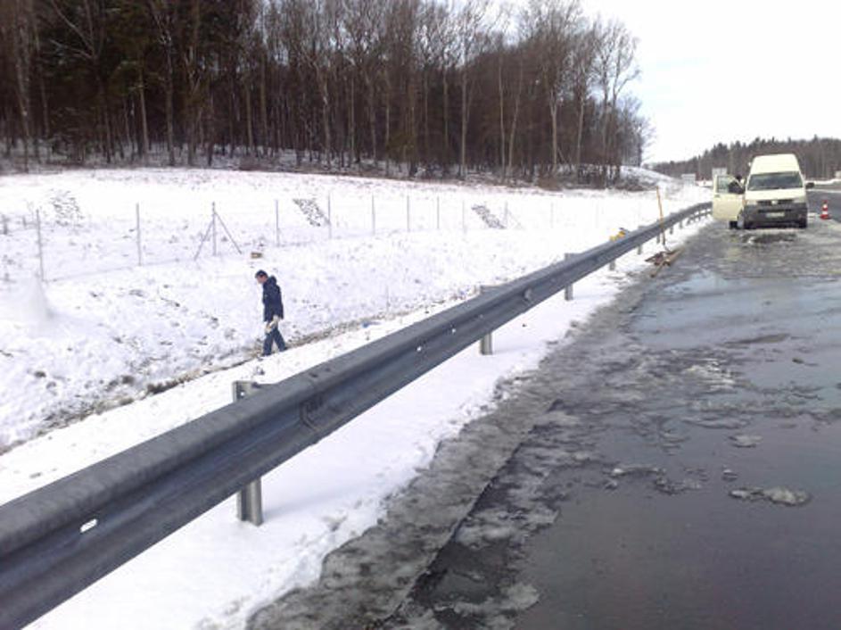 Truplo je ležalo ob jarku avtoceste Maribor–Murska Sobota v smeri Lenarta. Polic