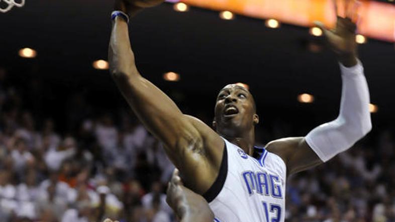 Ob odsotnosti Kevina Garnetta Dwight Howard pod košem nima dostojnega tekmeca.