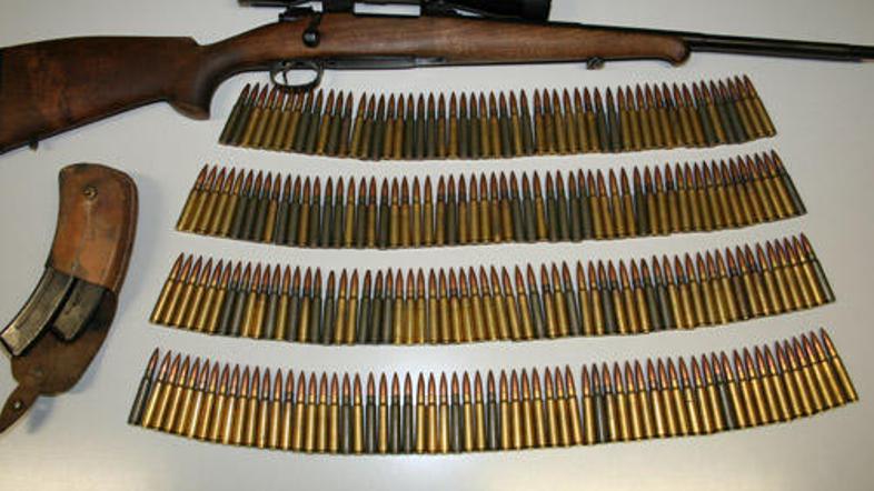 Slovenjgraški policisti so 30-letniku zasegli puško repetirko z daljnogledom.