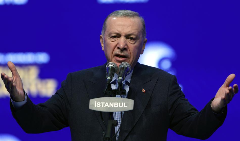 Erdogan nad ugledno univerzo, poznano mnogim po svetu