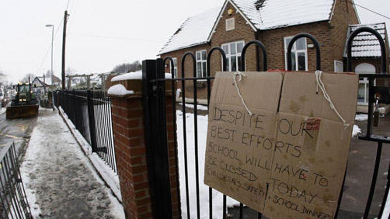 ''Kljub našim naporom, bo morala šola danes ostati zaprta,'' je napis na vratih 