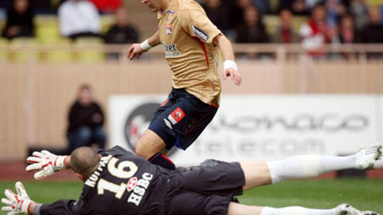 Nogometaši Lyona so v gosteh nadigrali Monaco.